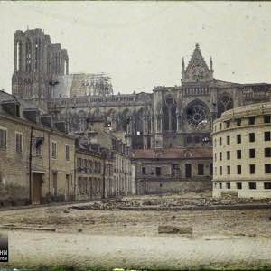 Reims, 24 janvier 1926. Frédéric Gadmer (Fonds Albert Kahn) #old #photography #reims #carnegie #library #cathedral #autochrome